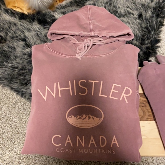 One oversized purple Whistler Canada hoodie. One purple oversized quarter zip - Picture 2 of 5
